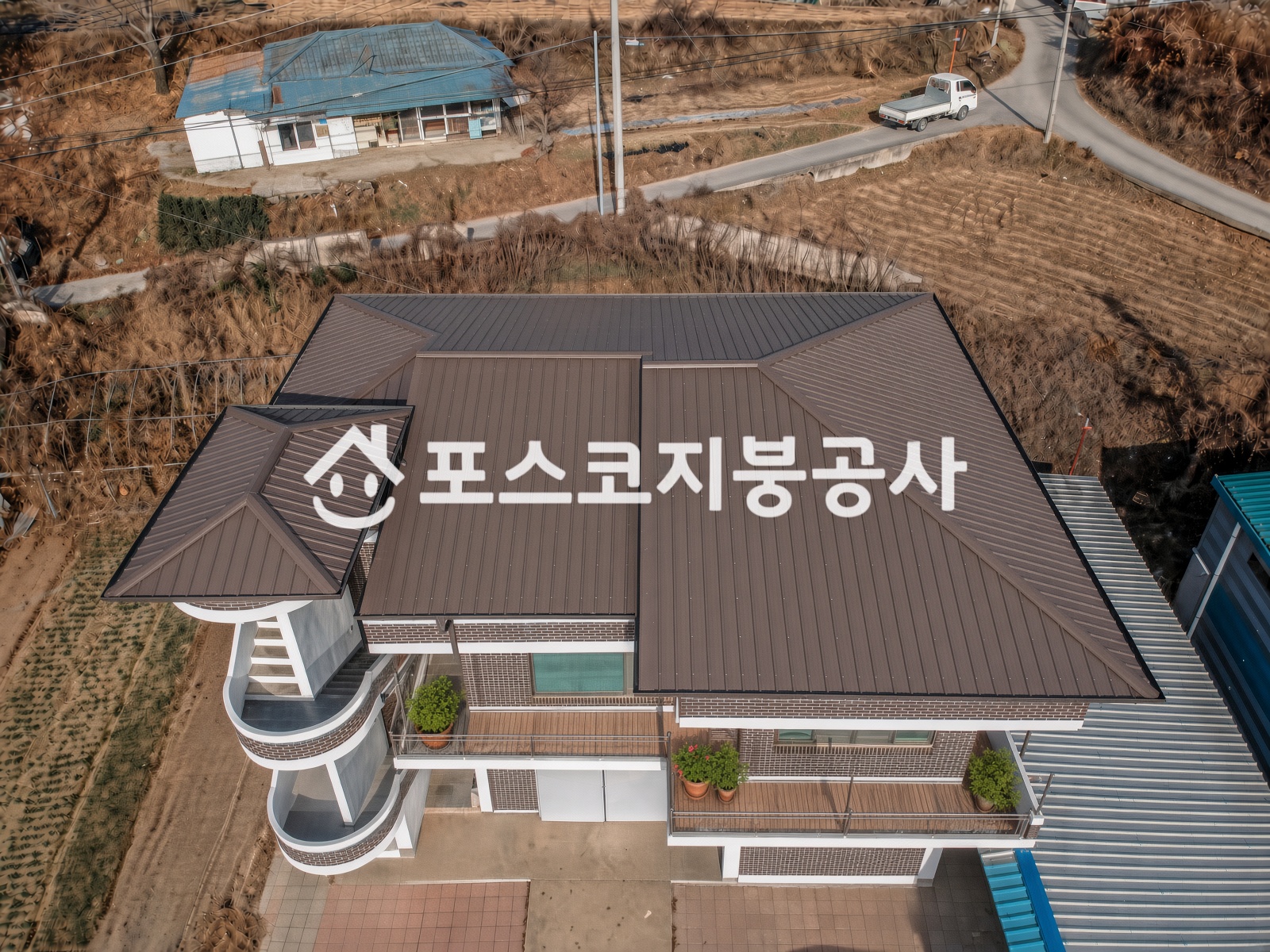 평지붕 옥상 위에 칼라강판 경사지붕을 설치한 지붕형 스틸방수 시공