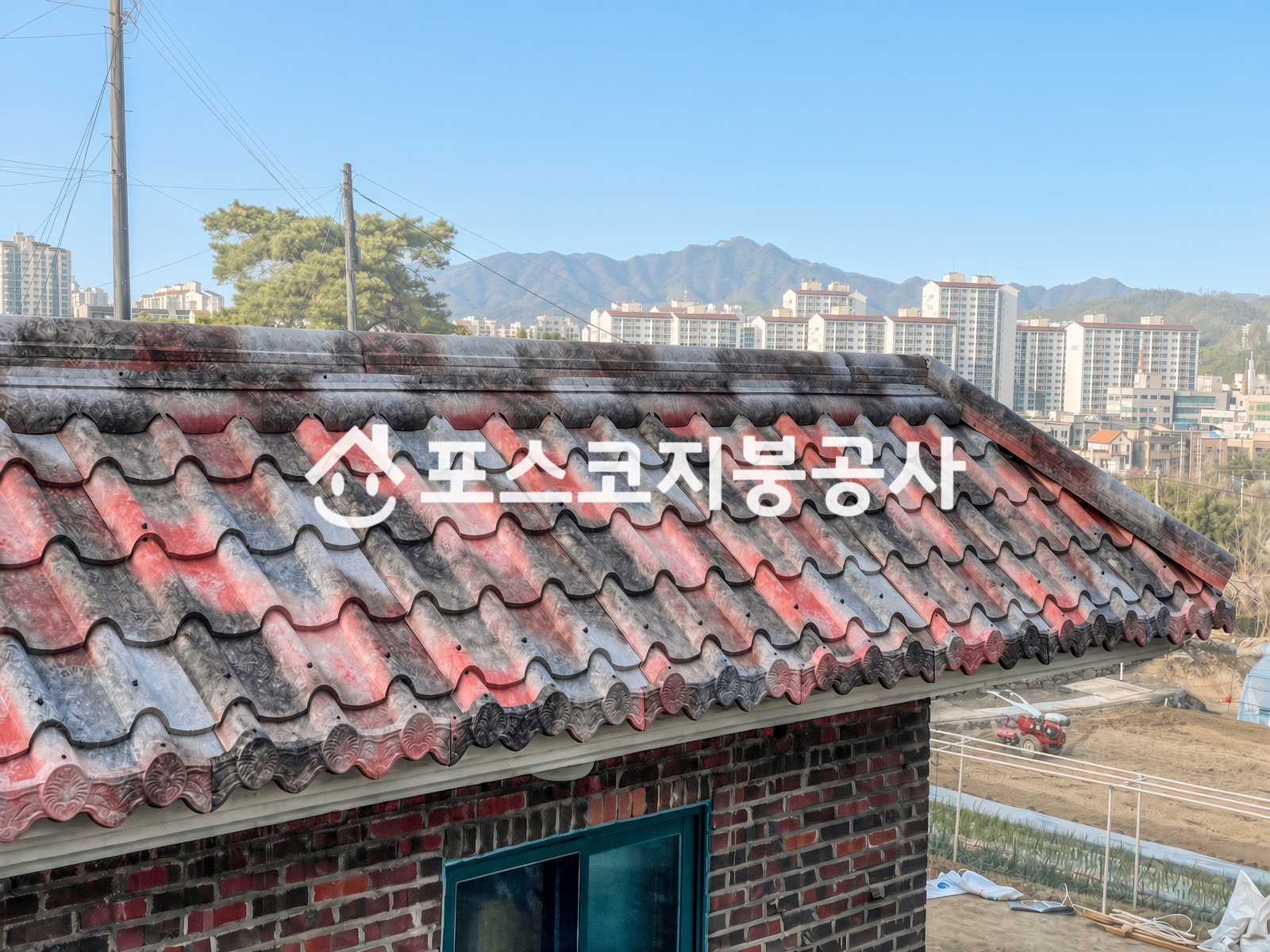 건물 형태와 기존 외관에 맞춰 시공한 옥상 가장자리 마감