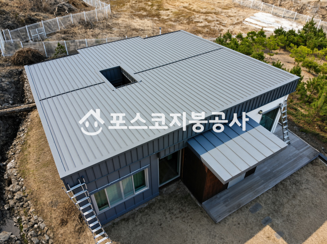 옥상 개구부와 구조물에 맞춰 시공한 칼라강판 하이브리드 옥상방수