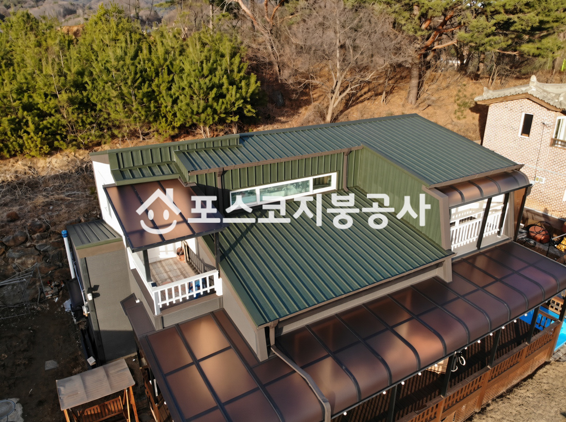 복잡한 주택 형태에 맞춰 설치한 녹색 칼라강판 지붕