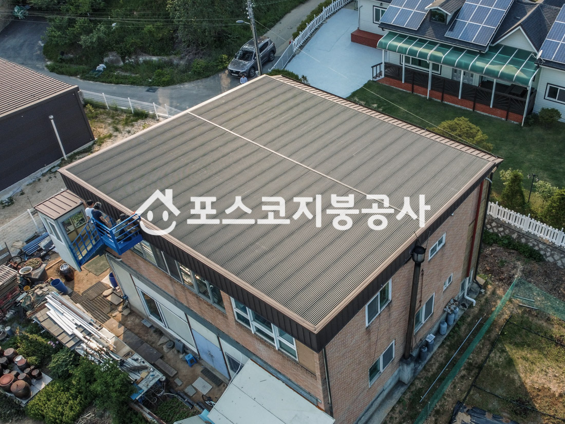 옥상 위에 낮은 칼라강판 구조와 외부 배수를 적용한 하이브리드 스틸방수