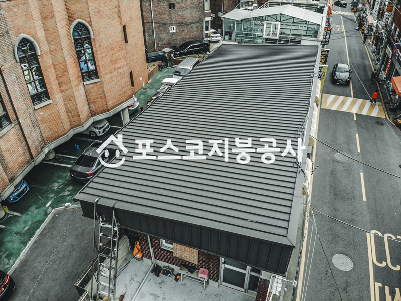 도심 건물 옥상에 낮게 설치한 칼라강판 스틸방수
