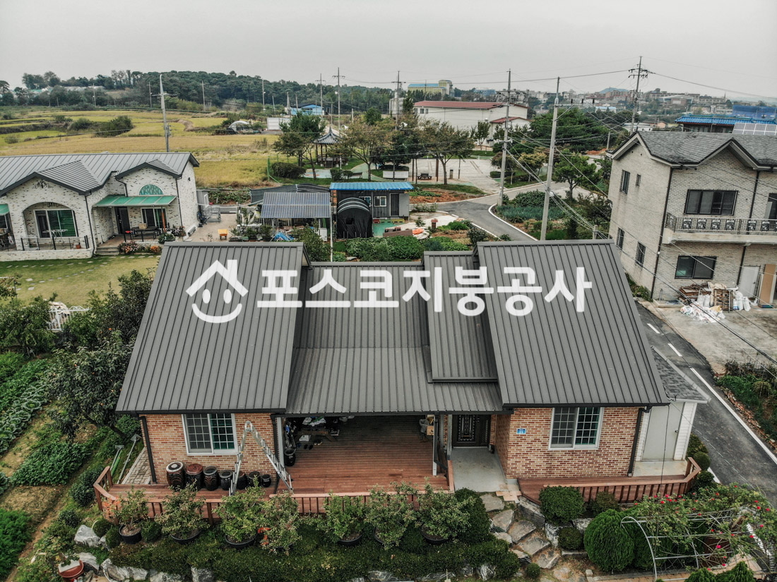 박공지붕과 현관 지붕을 칼라강판으로 개량한 주택