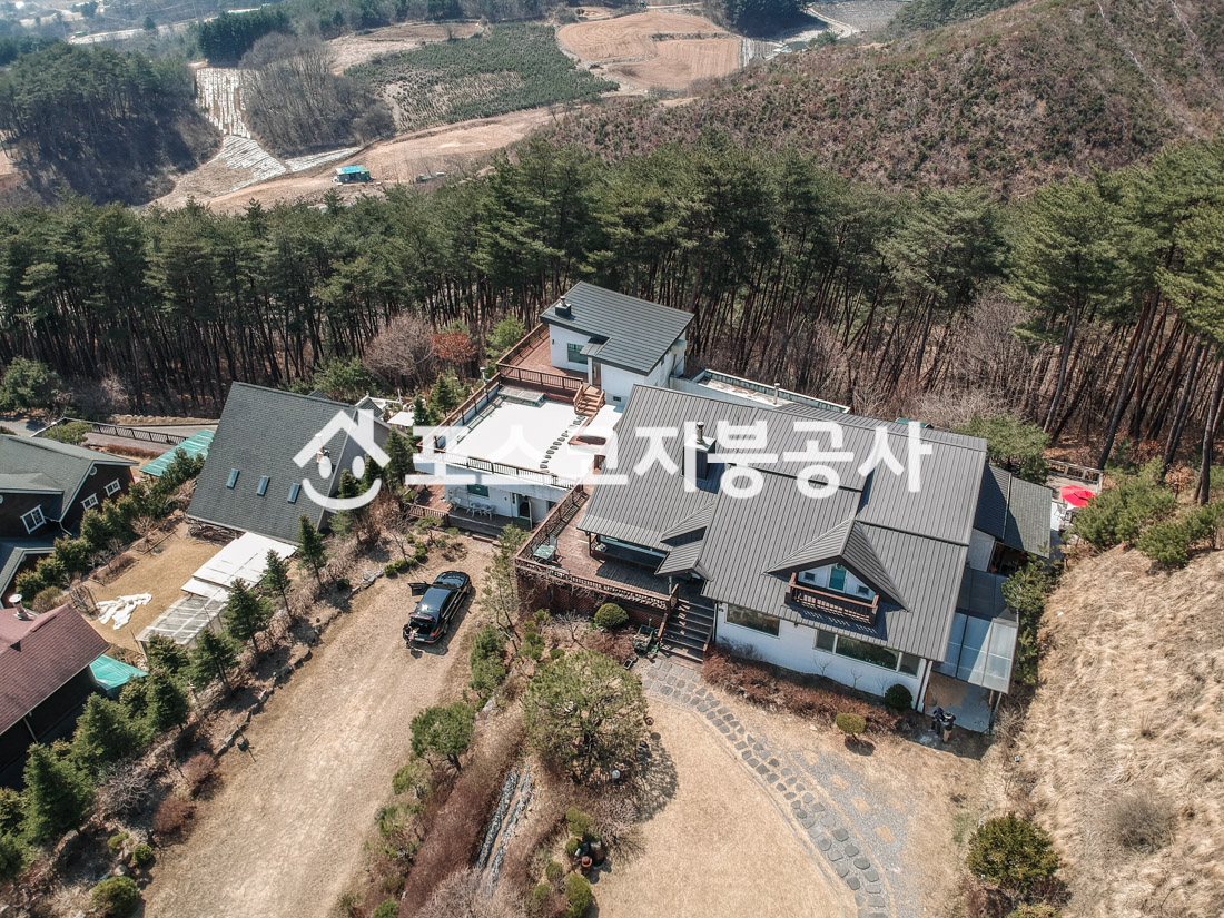 여러 동의 전원주택에 시공한 칼라강판 지붕공사