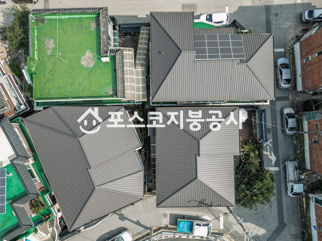 도심 주택 여러 채에 시공한 칼라강판 지붕 전경
