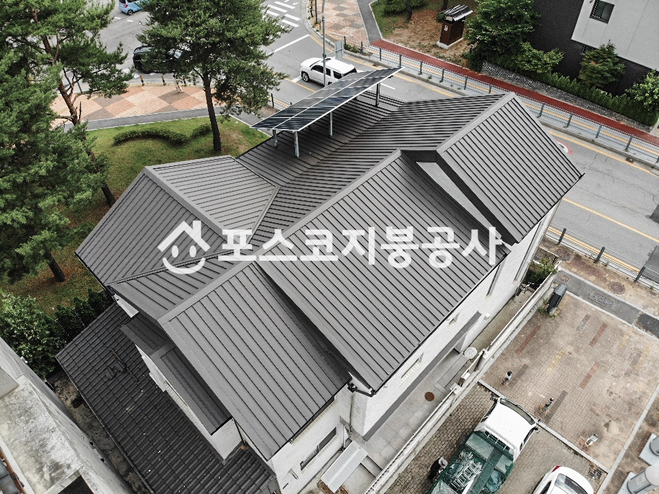 여러 지붕면과 태양광 구조물이 있는 칼라강판 주택 지붕