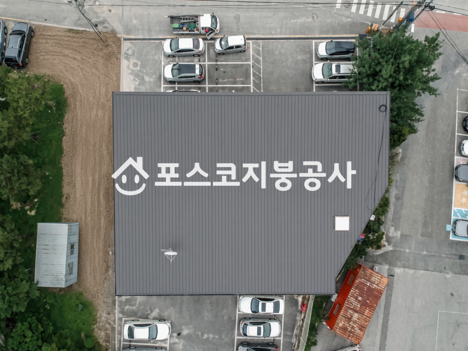 넓은 면적의 대형건물 칼라강판 지붕