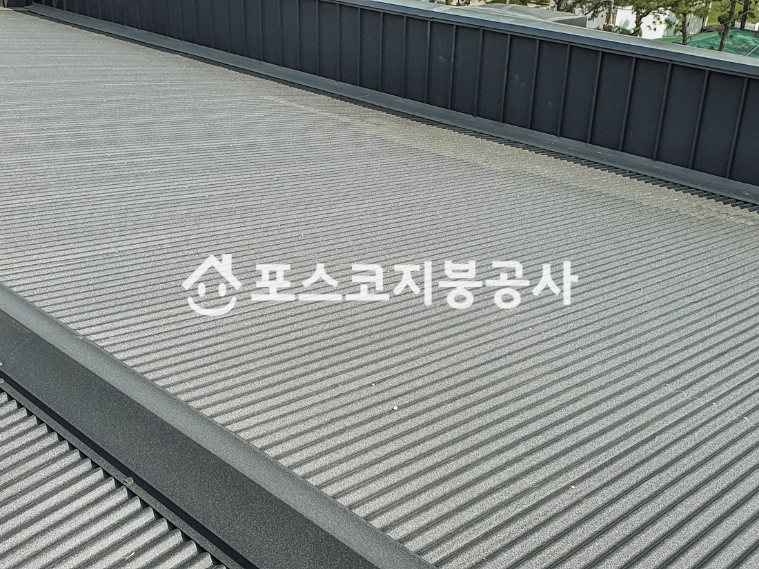 스틸방수 시공이 완료된 칼라강판 옥상